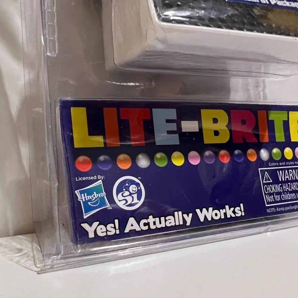 World's Smallest Lite‎ Brite Retro Light Up Toy Peg Board 150 Pegs 15 Sheets